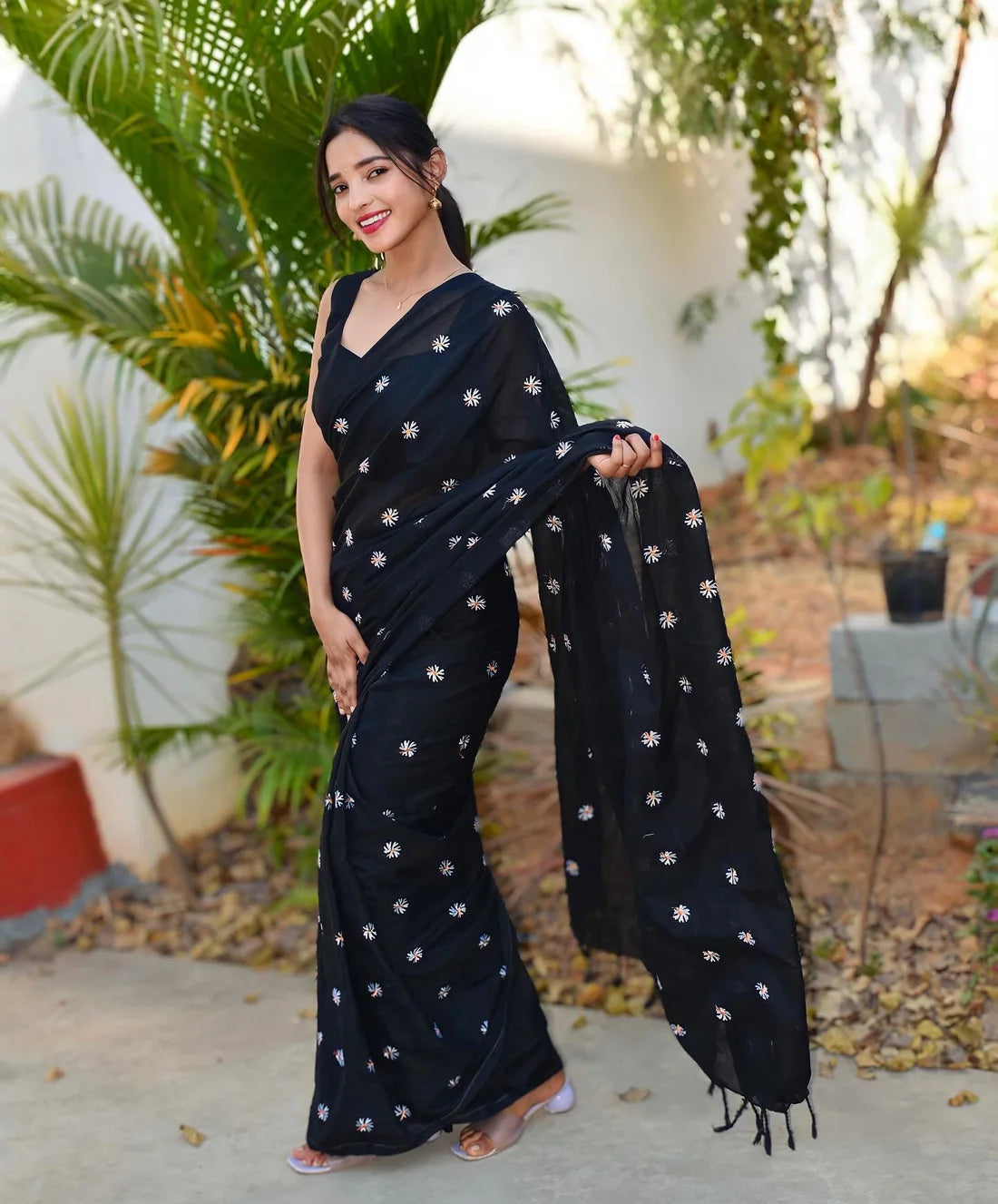 Black Daisy Radiance Saree